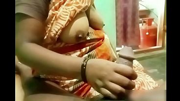 Tangan Mulus Aunty India Mainin Kontol Bocah Sampe Tegang