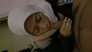 Bokep Indo Hijab, Bibir Merah Ngehisap Kontol Pacar Sampe Keluar Air.
