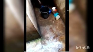 Aku Kepergok Lihat Ibu Mertua Lagi Mandi, Basah-basah Bikin Darah Mendidih.