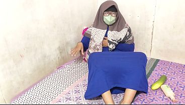 Cewek Hijab Indonesia Lagi Asik Colmek Sambil Nahan Desah.
