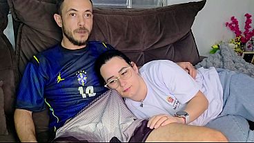 Irmã De Criação Gemendo Gostoso Enquanto O Irmão Encoxada Vê O Jogo Do Brasil.