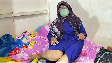 Wanita Berhijab Lagi Mainin Diri Sendiri, Basah Kuyup Sambil Meremas-remas.